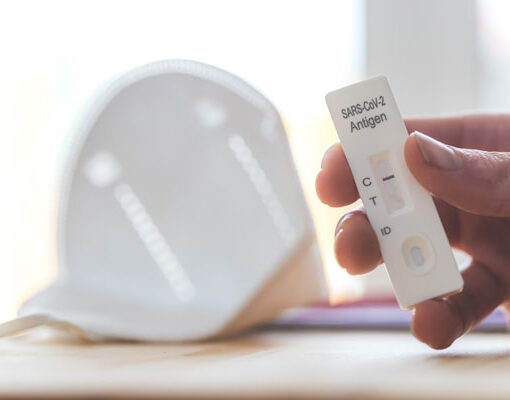 Foto: Maske und Coronatest