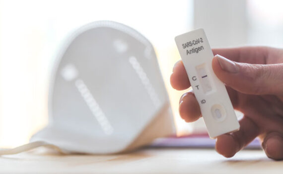 Foto: Maske und Coronatest